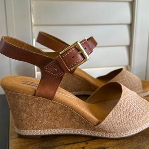 Clarks Women's Helio Jet Sandal Sz 7 Wedge Heel Ankle Strap Tan Brown Suede NWOB